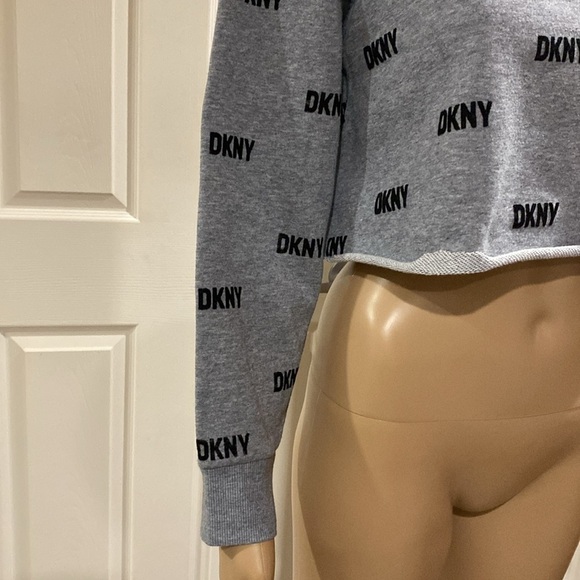 DKNY - Cropped sweater with black logo print Sz M - Picture 11 of 15